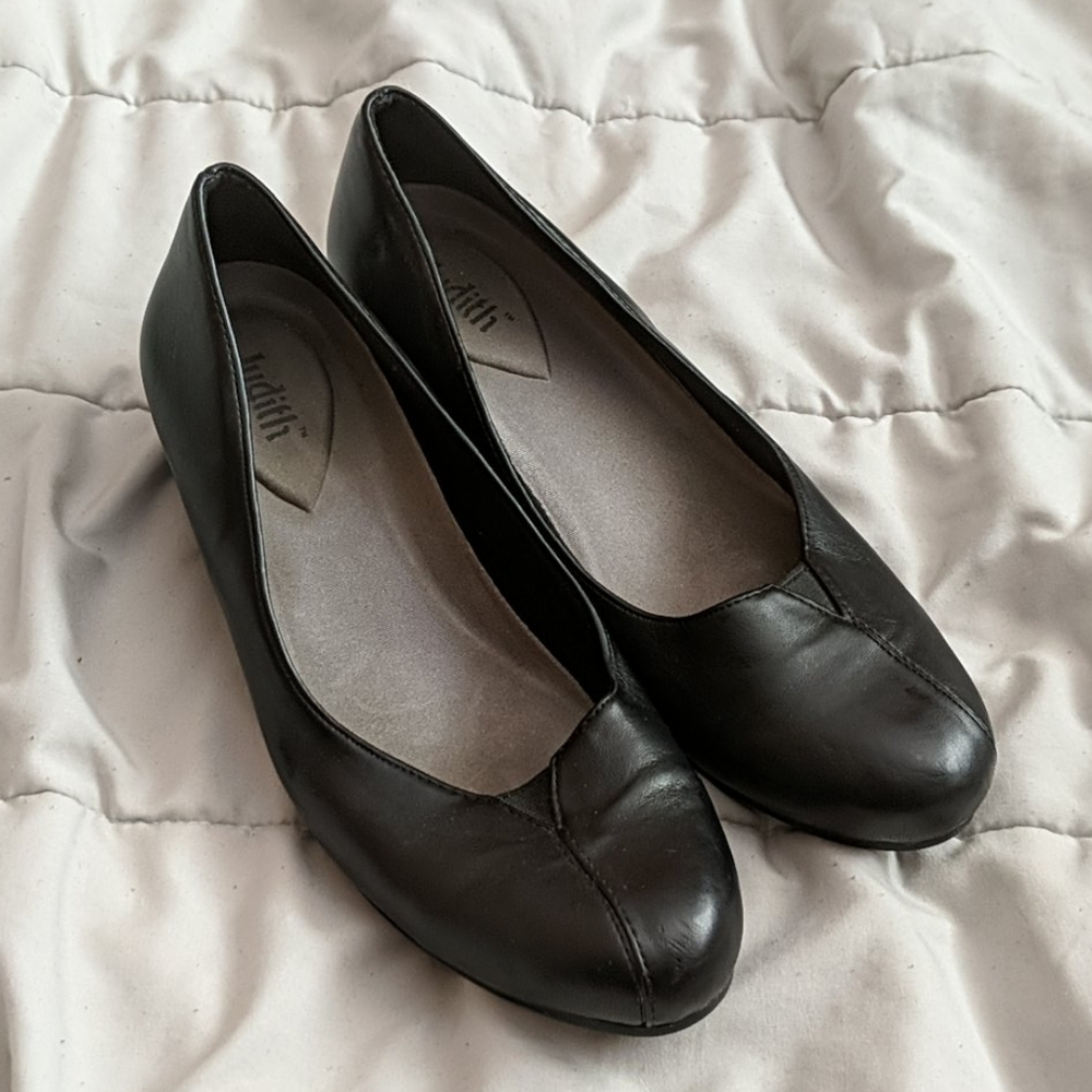 Black wedged heels